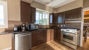 Full-size fridge, oven, stovetop, dishwasher