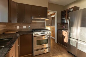 Full-sized fridge, oven, stovetop, dishwasher - Misty Mountain B&B (Oyama)