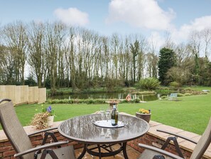 Outdoor dining - 2 bedroom accommodation in Market Stainton, near Market Rasen (Market Stainton, near Market Rasen)