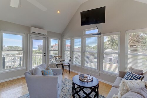 Family Beach House, Short walk to the beach, Partial Ocean Views! - 8 44th Avenue