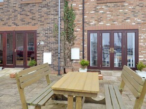 Outdoor dining - 3 bedroom accommodation in Whitby (Whitby)