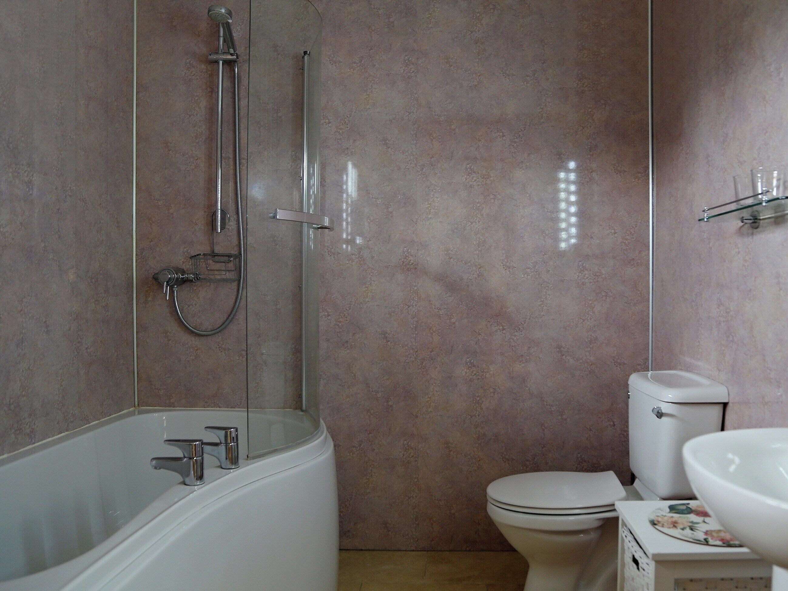 Un baño con bañera, inodoro y lavabo.