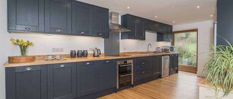 Lave-vaisselle, chaise haute, congélateur