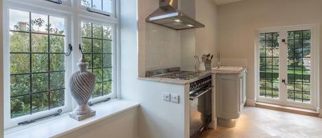 Microondas, lavavajillas y trona infantil