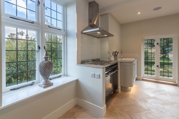 Mikrowelle, Geschirrspüler, Hochstuhl