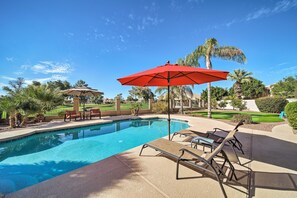 Una piscina al aire libre, una piscina climatizada