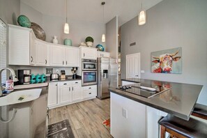 Réfrigérateur, four à micro-ondes, un four, surface de cuisson