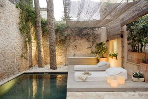 Una piscina al aire libre de temporada