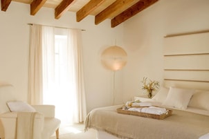 Quarto casal | Cofres nos quartos, escrivaninha, Wi-Fi de cortesia, roupa de cama
