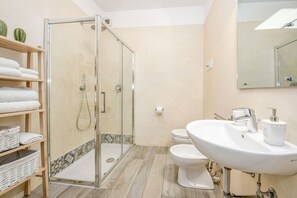 Douche, séchoir à cheveux, bidet, serviettes fournies