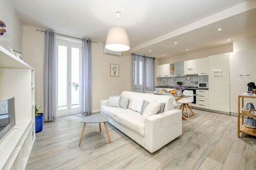 50 meters from the lake, in the historic center with a terrace. Stella House
