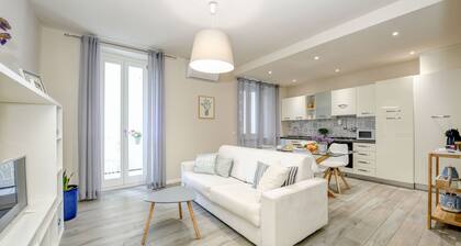 50 meters from the lake, in the historic center with a terrace. Stella House