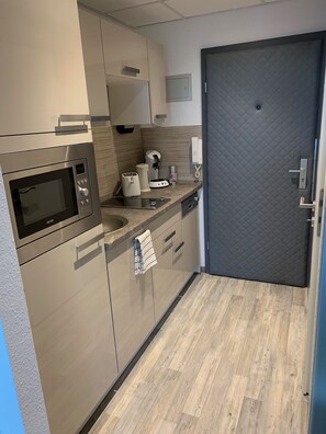 Fridge, microwave, stovetop, dishwasher