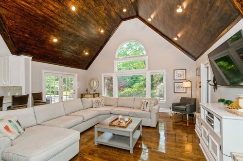 STUNNING LUXURY HOME ~ PRIVATE POOL/HOT TUB ~ PERFECT HAMPTONS GETAWAY ~ MBH