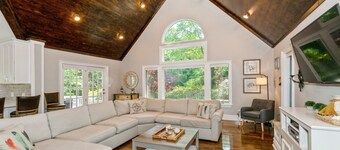 STUNNING LUXURY HOME ~ PRIVATE POOL/HOT TUB ~ PERFECT HAMPTONS GETAWAY ~ MBH