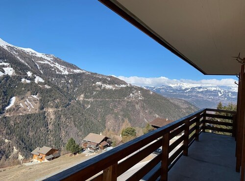 Draußen: Wohnung für 5 Personen, Terrasse mit Möbeln, wunderschöner Panoramablick vom Matterhorn ins