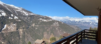 Outside: apartment for 5 people, terrace with furniture, beautiful panoramic view from the Matterhor