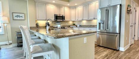 ثلاجة، ميكروويف، فرن، موقد طهي مسطح