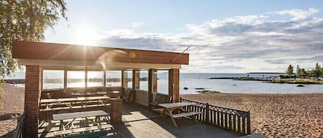 Dîner servi sur place, spécialités Cuisine allemande, vue sur la plage 