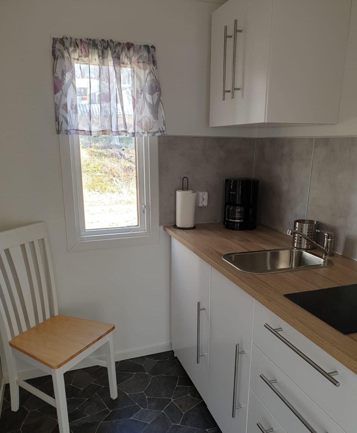 Bungalow Desain | Dapur kecil pribadi | Lemari es besar, microwave di ruangan umum, dan kompor