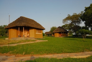 Premium bedding, desk, bed sheets - Bwana Tembo Safari Lodge (Pakwach)