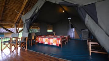Tent | Luxe beddengoed, een bureau, beddengoed