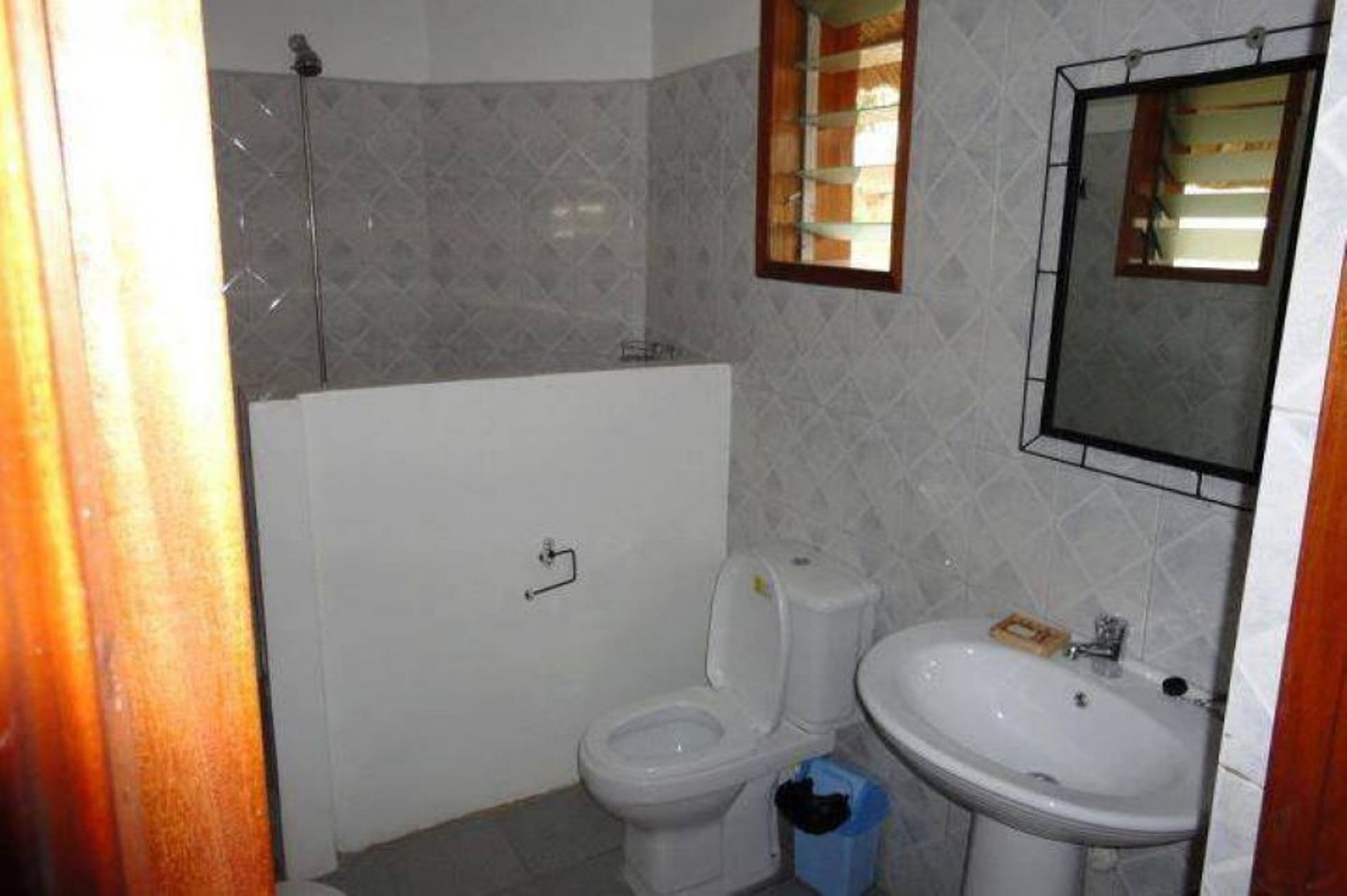 Un baño con inodoro, lavabo y ducha.