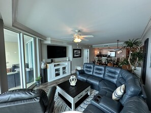 Téléviseur connecté, lecteur de DVD, livres