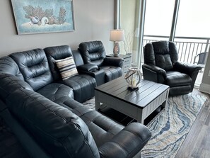 Téléviseur connecté, lecteur de DVD, livres