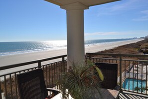 Ein Balkon mit Blick auf Strand und Pool.