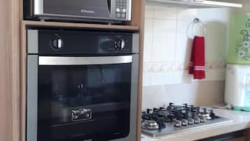 Geladeira, micro-ondas, fogão, cooktop