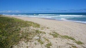 A beach with sand and sparse vegetation. - Beach House in Guarajuba, North Coast of Bahia (Camaçari)