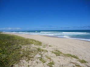 Beach nearby - Beach House in Guarajuba, North Coast of Bahia (Camaçari)