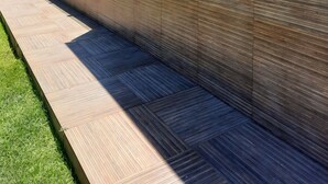 A modern building with a textured facade and a paved walkway. - Beach House in Guarajuba, North Coast of Bahia (Camaçari)