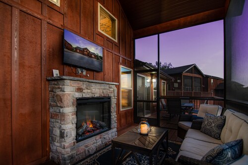 Private hot tub, close to community pool