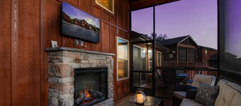 Private hot tub, close to community pool