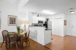 Dining - 🌅 Madeira Bay Resort #209 – Marina-View Escape with Pet-Friendly Comfort (Madeira Beach)