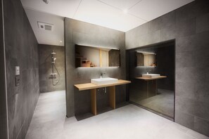 獨立浴缸和淋浴設備、免費盥洗用品、吹風機、拖鞋