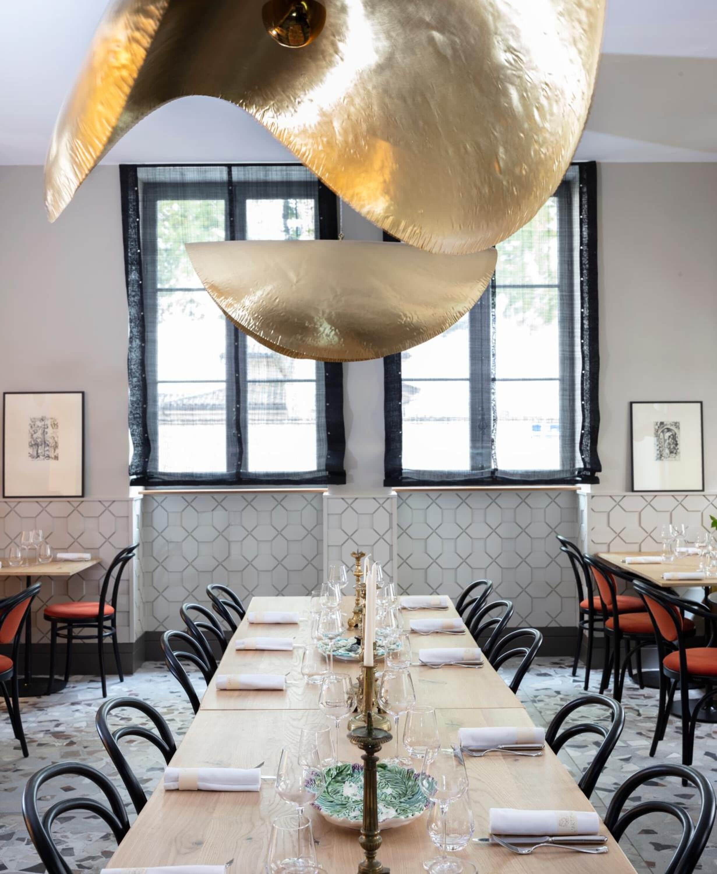 供应午餐和晚餐，地区菜