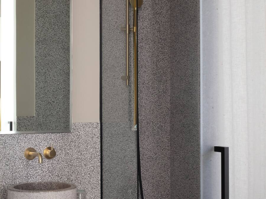 Un baño con una bañera independiente, un lavabo redondo y una cabina de ducha.