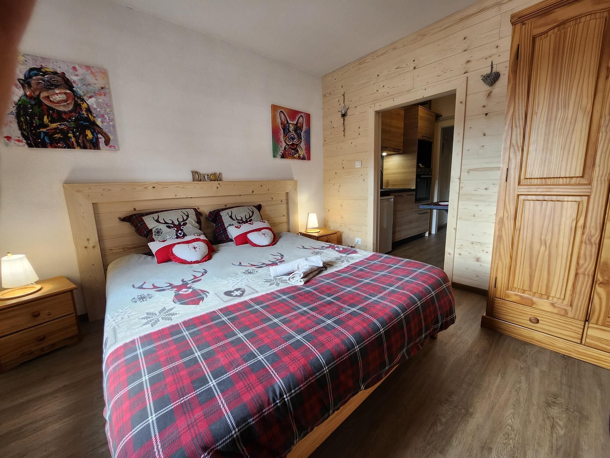 Tabla de planchar con plancha, cuna de viaje, wifi gratis y ropa de cama