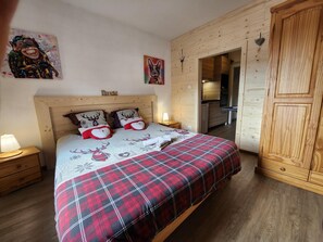 Fer et planche à repasser, lit parapluie, Wi-Fi gratuit, draps fournis