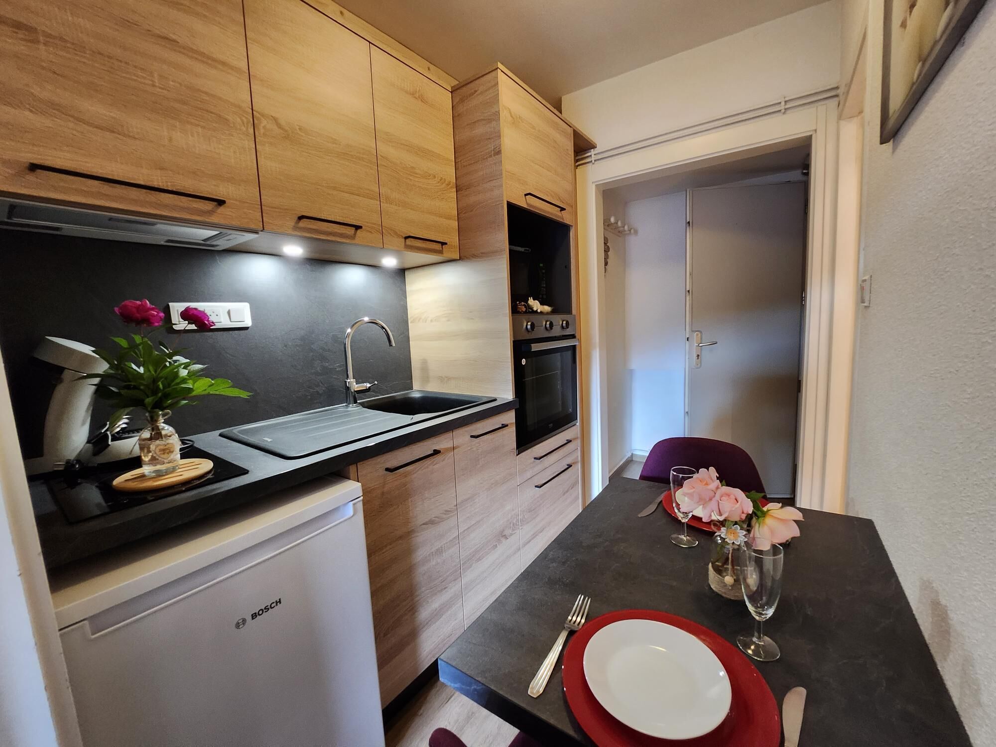 Frigorífico, microondas, horno y placa de cocina