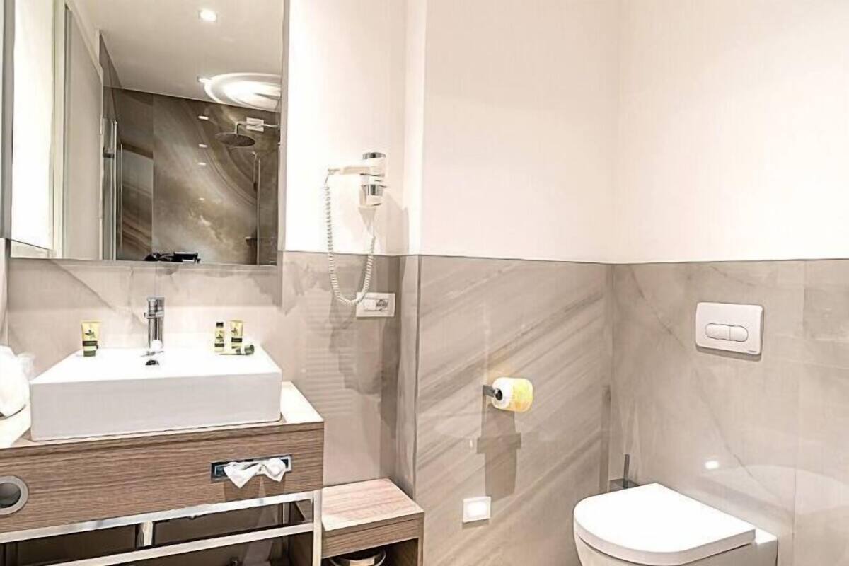 Dusche, Regendusche, kostenlose Toilettenartikel, Haartrockner