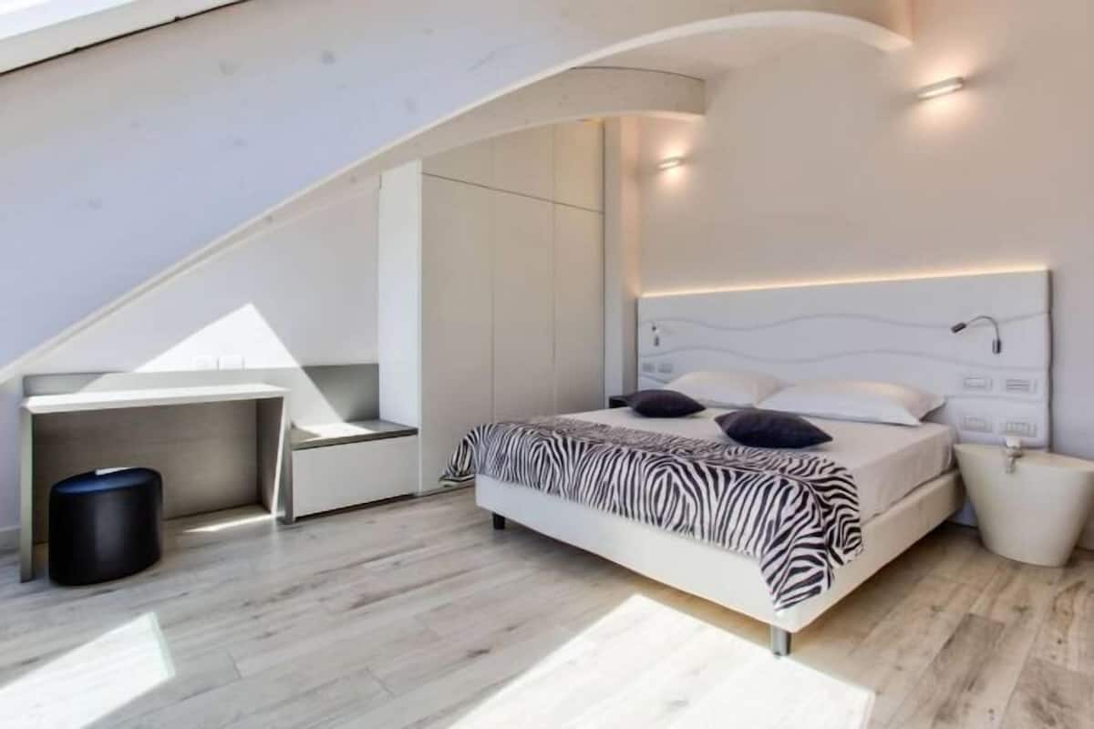 Een minibar, een kluis op de kamer, een bureau, geluiddichte muren