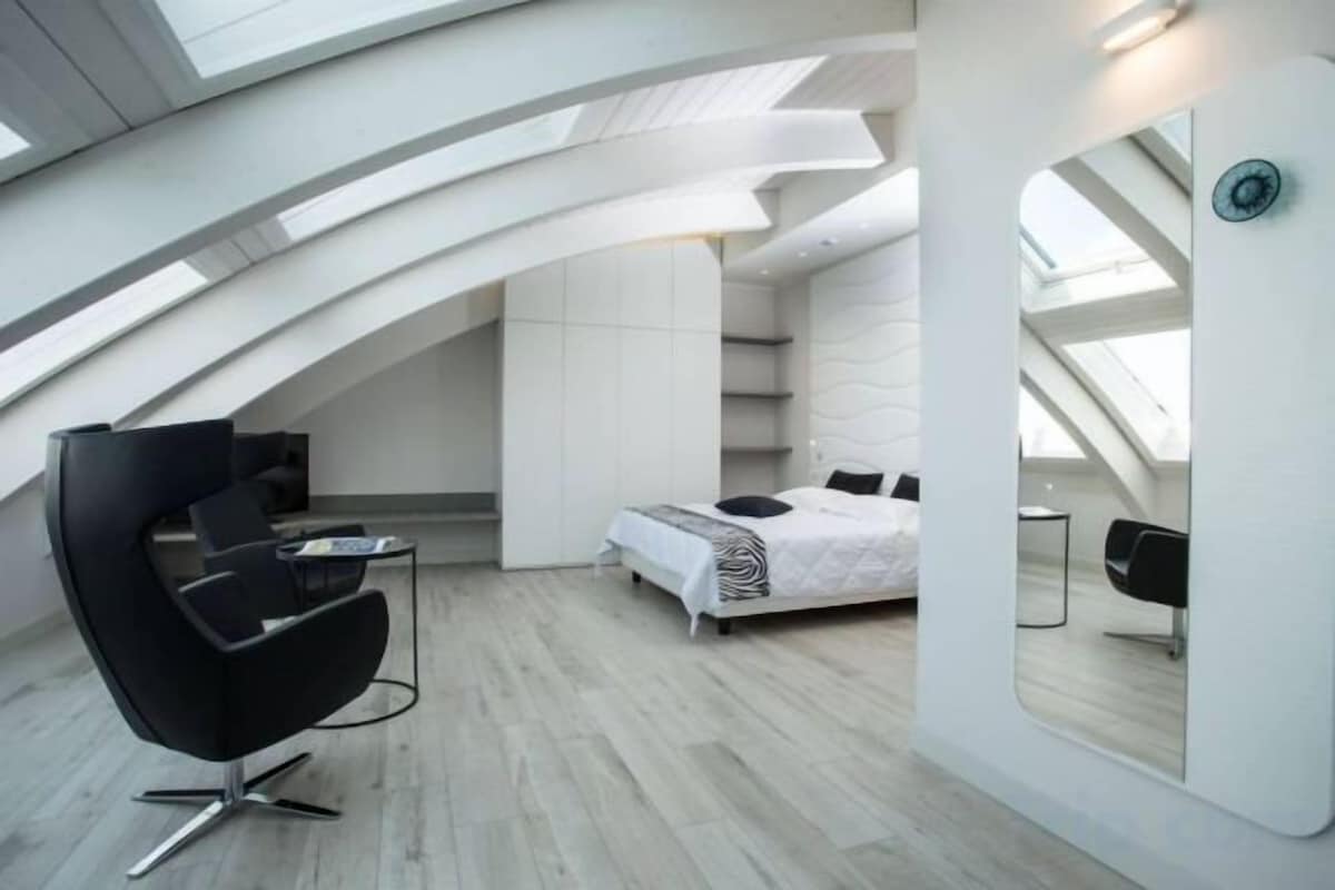 Minibar, caja de seguridad en la habitación y escritorio