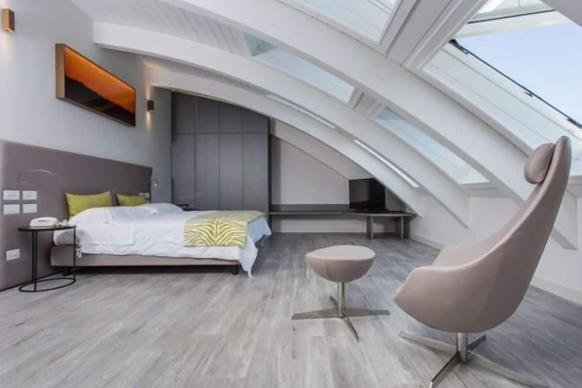 Een minibar, een kluis op de kamer, een bureau, geluiddichte muren