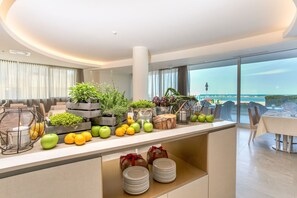 Petit déjeuner continental (12 EUR par personne)