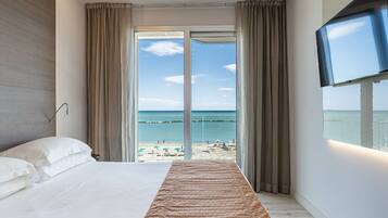 Chambre Quadruple Panoramique, balcon, vue mer | 1 chambre, minibar, coffres-forts dans les chambres