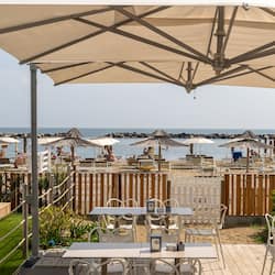 Sulla spiaggia, un bar sulla spiaggia